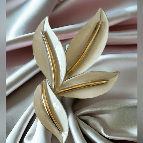 Vintage TRIFARI crown signed gold tone enamel designer brooch. Retired - Picture 1 of 4